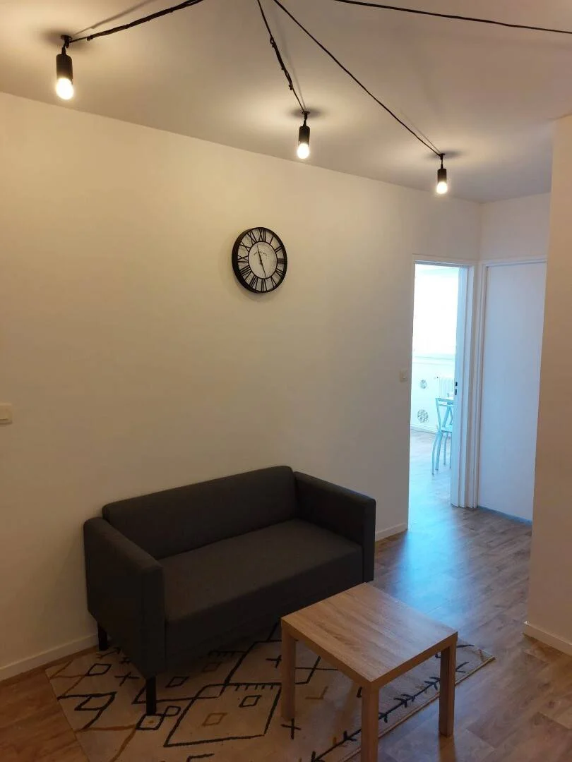 Chambre abordable pour les étudiants avec un bon éclairage dans 