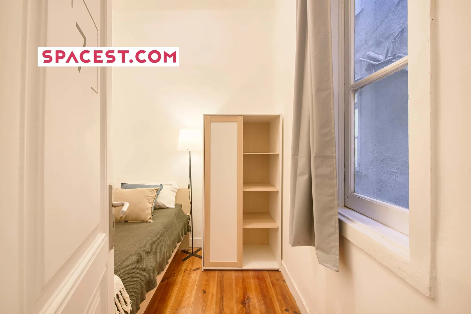 Room for rent in student apartment in , fully furnished