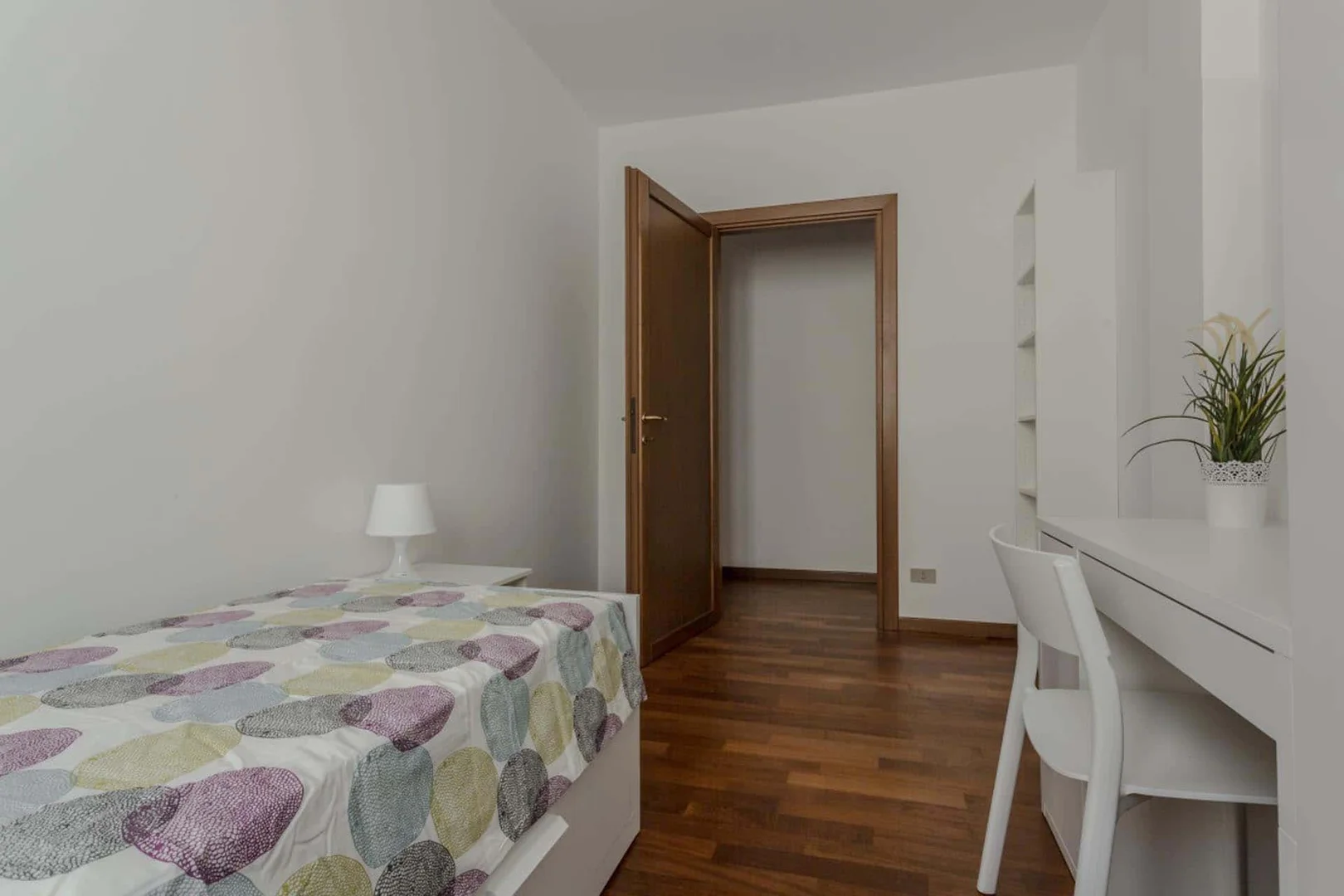 Habitación estudiantil amplia y cómoda en 