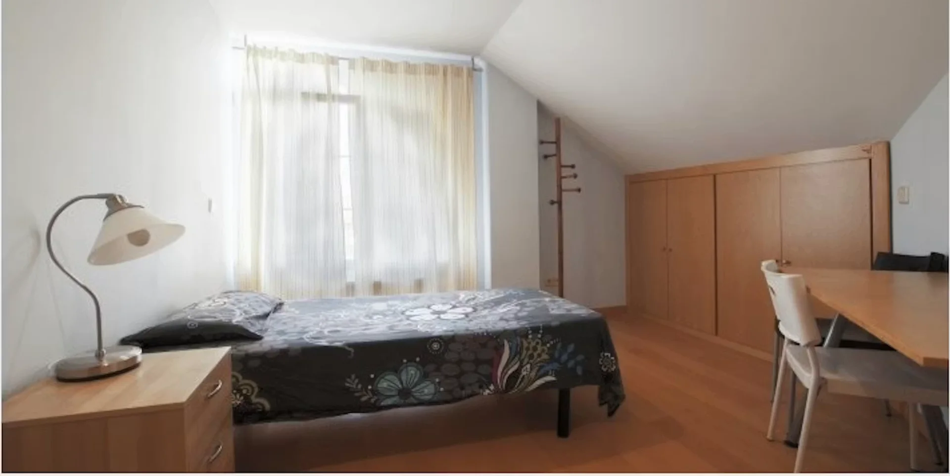 Quarto de estudante económico perto do campus em 