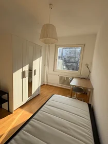 Quarto para alugar num apartamento partilhado em {area}
