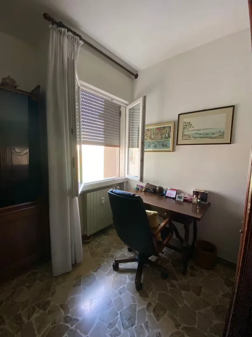 Quarto de estudante em com área de estudo e instalações partilhadas
