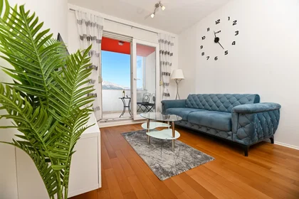 Apartamento moderno e brilhante em {area}