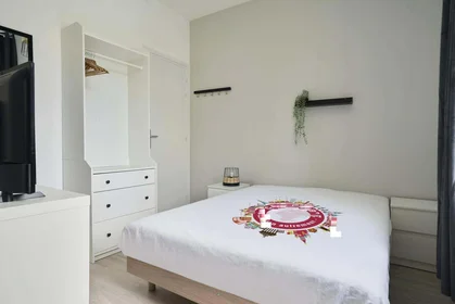 Habitación privada en 108 Rue Victor Hugo, 59170 Croix, France, imagen 1 de 10
