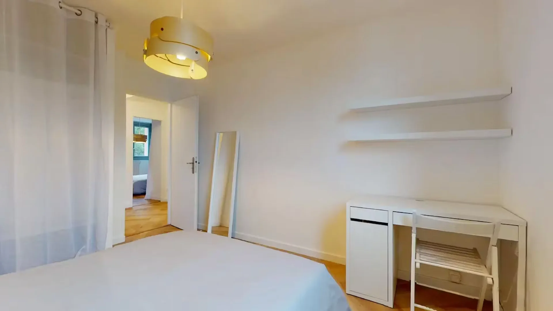 Chambre abordable pour les étudiants avec un bon éclairage dans 