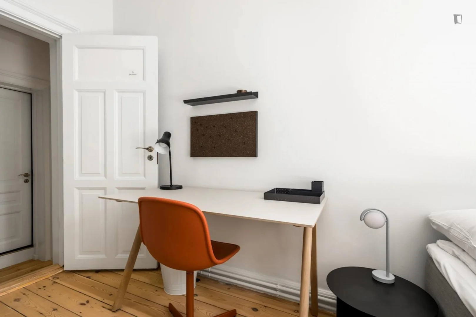 Habitación estudiantil funcional perfecta para estudiar en 