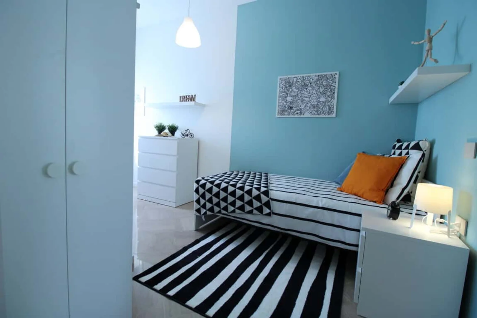 Affordable room for students with ample lighting in 