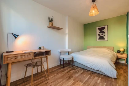 Paris de çift kişilik yataklı kiralık oda