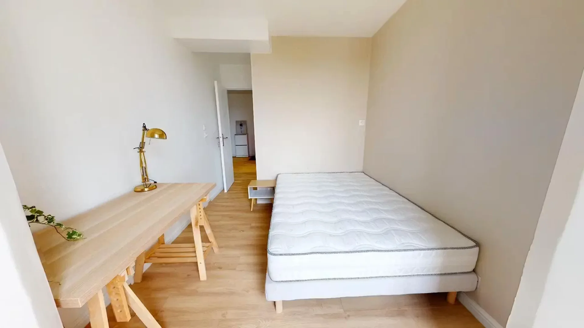 Chambre abordable pour les étudiants avec un bon éclairage dans 