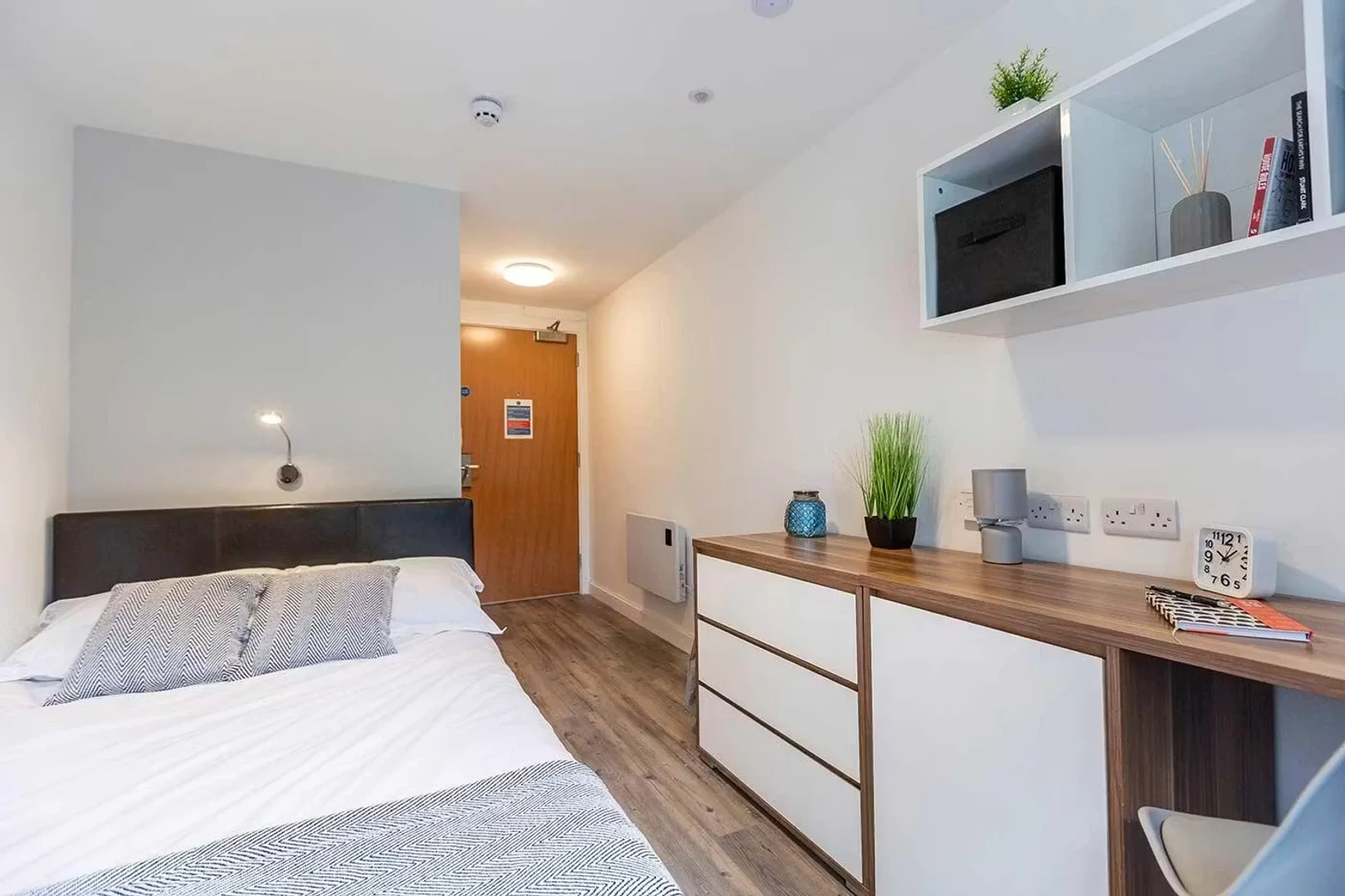 Studentenzimmer in  mit Arbeitsbereich und Gemeinschaftseinrichtungen