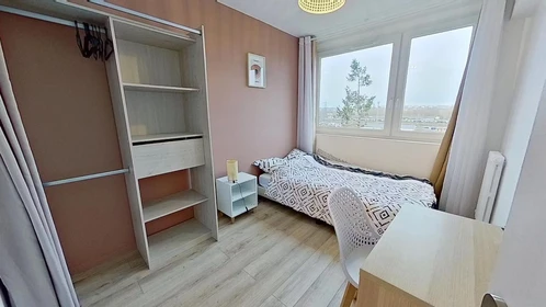 Chambre à louer avec lit double Caen