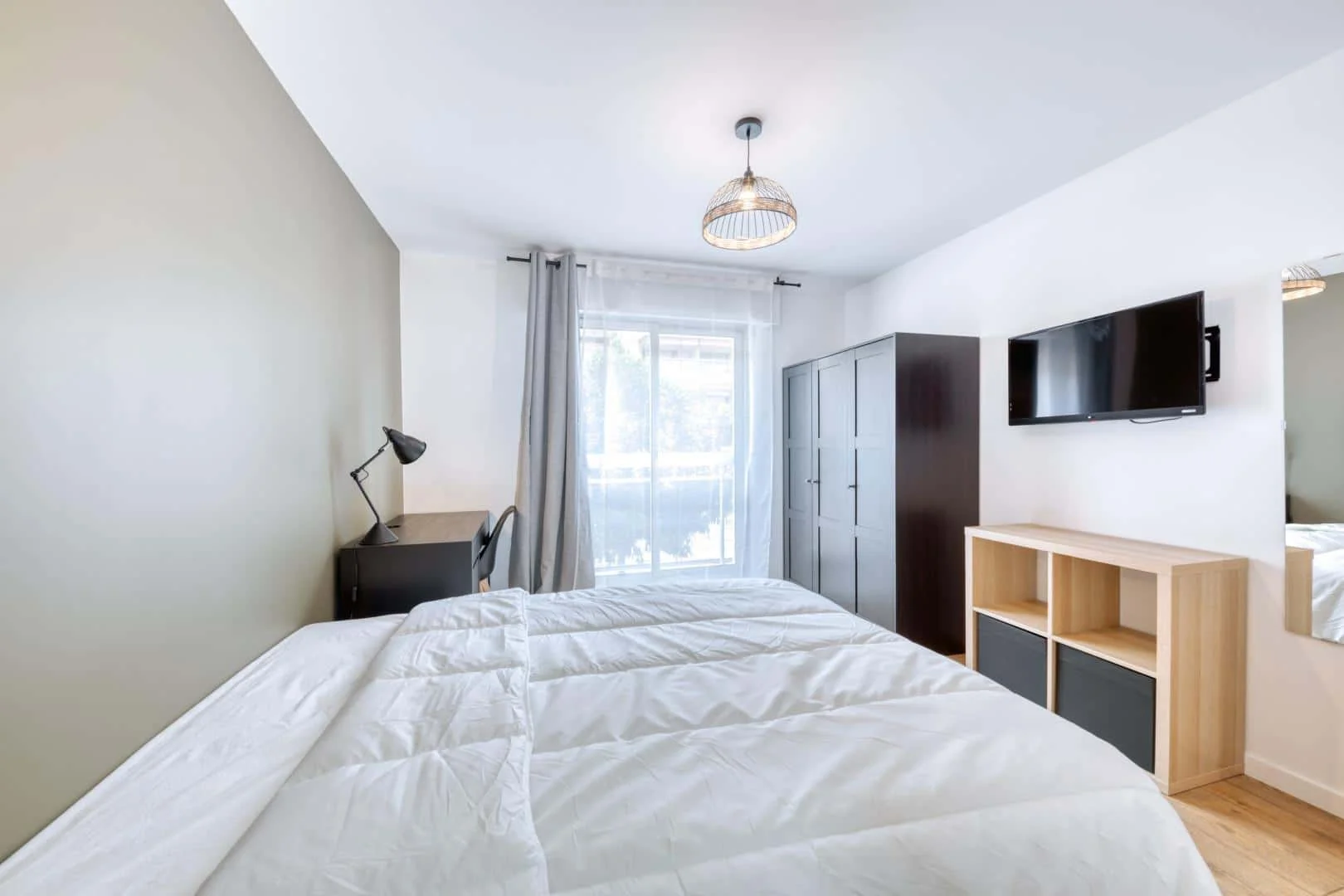 Studentenzimmer in  mit Arbeitsbereich und Gemeinschaftseinrichtungen