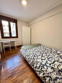 Stanza privata in Calixto Leguina Kalea, Uribarri, 48007 Bilbo, Bizkaia, Spain, immagine 3 di 13