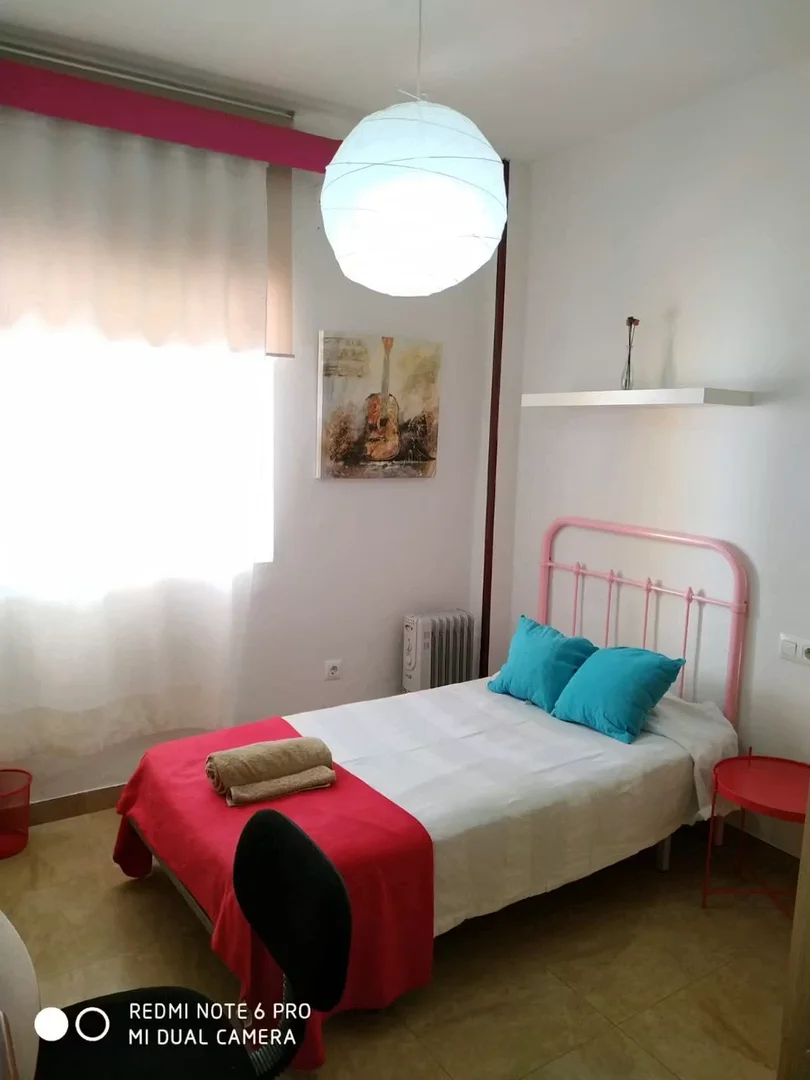 Bright and airy student room with easy university access in 