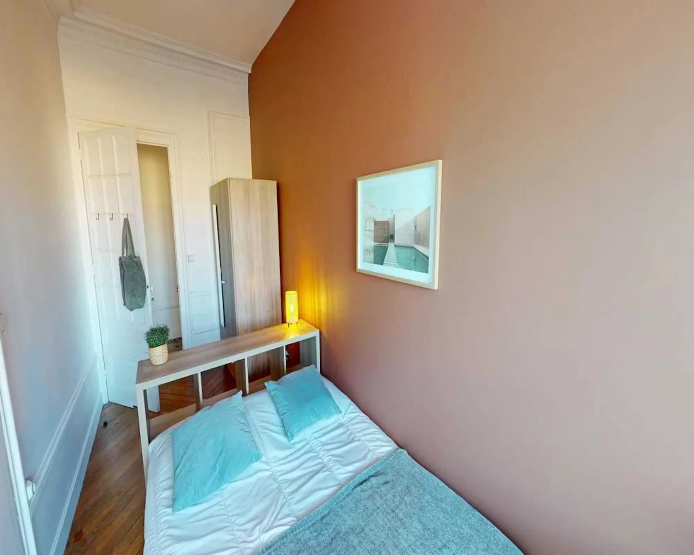 'de modern olanaklara sahip öğrenci dostu oda