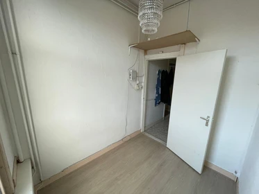 Renting rooms by the month in Den-haag