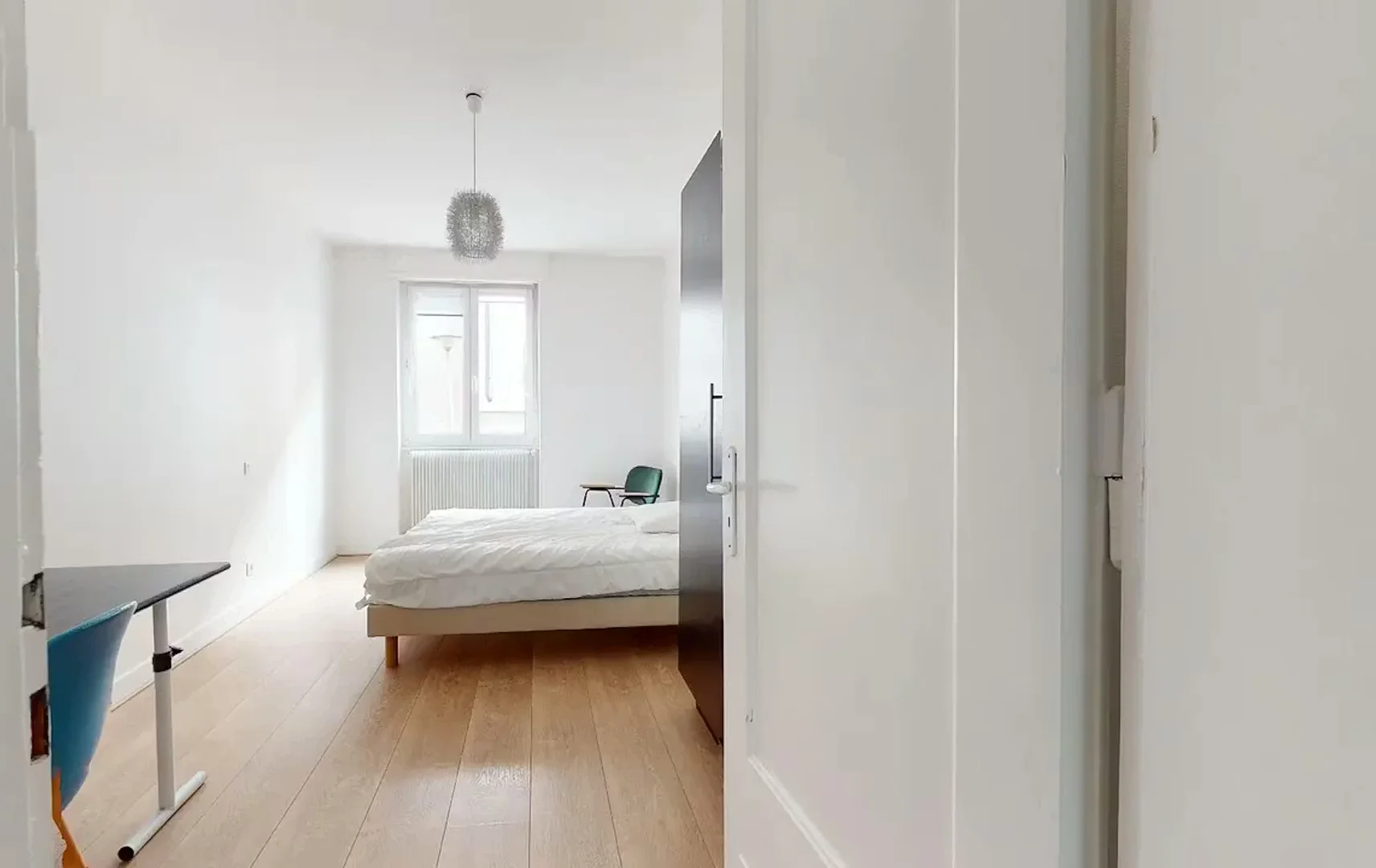 Chambre confortable pour étudiants disponible dans 