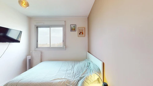 Quarto para alugar com cama de casal em Toulouse