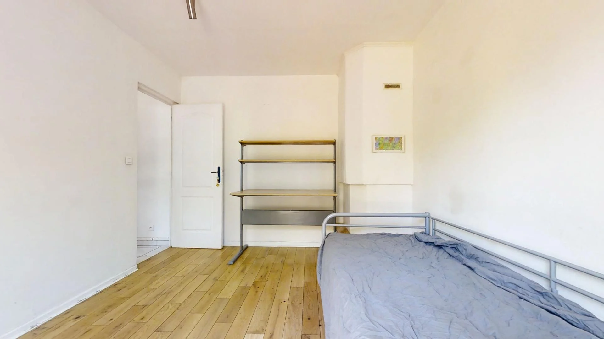 Affordable room for students with ample lighting in 