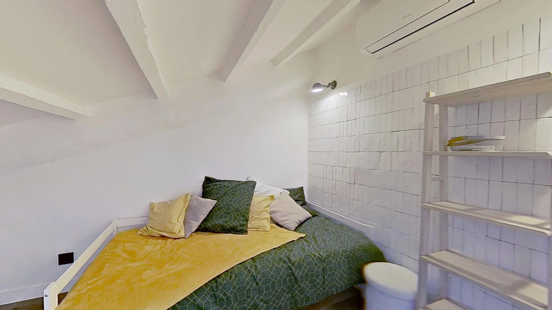 Bright and airy student room with easy university access in 