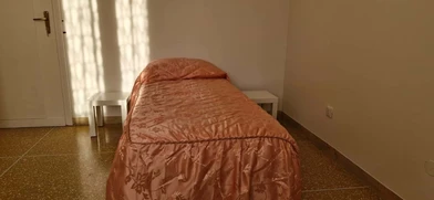 Cheap private room in Bologna