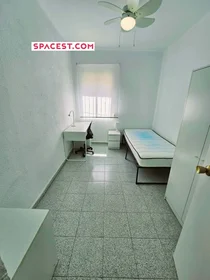 Chambre privée à C. Ferrobús, 41009 Sevilla, Spain, image 1 de 16