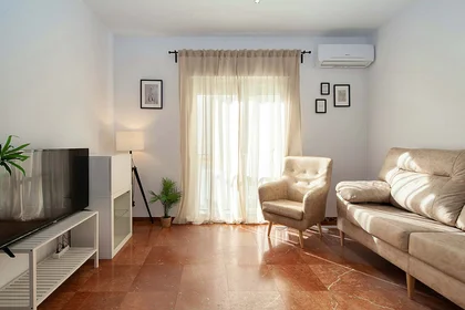 Dairenin tamamı konumu C. Rafael González Abreu, Casco Antiguo, 41001 Sevilla, Spain, 1 16 görüntüsü