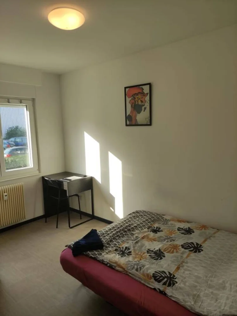 Chambre d'étudiant lumineuse et aérée avec accès facile à l'université dans 