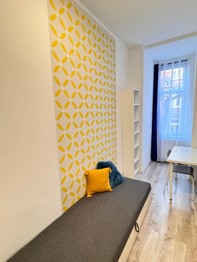 Chambre abordable pour les étudiants avec un bon éclairage dans 
