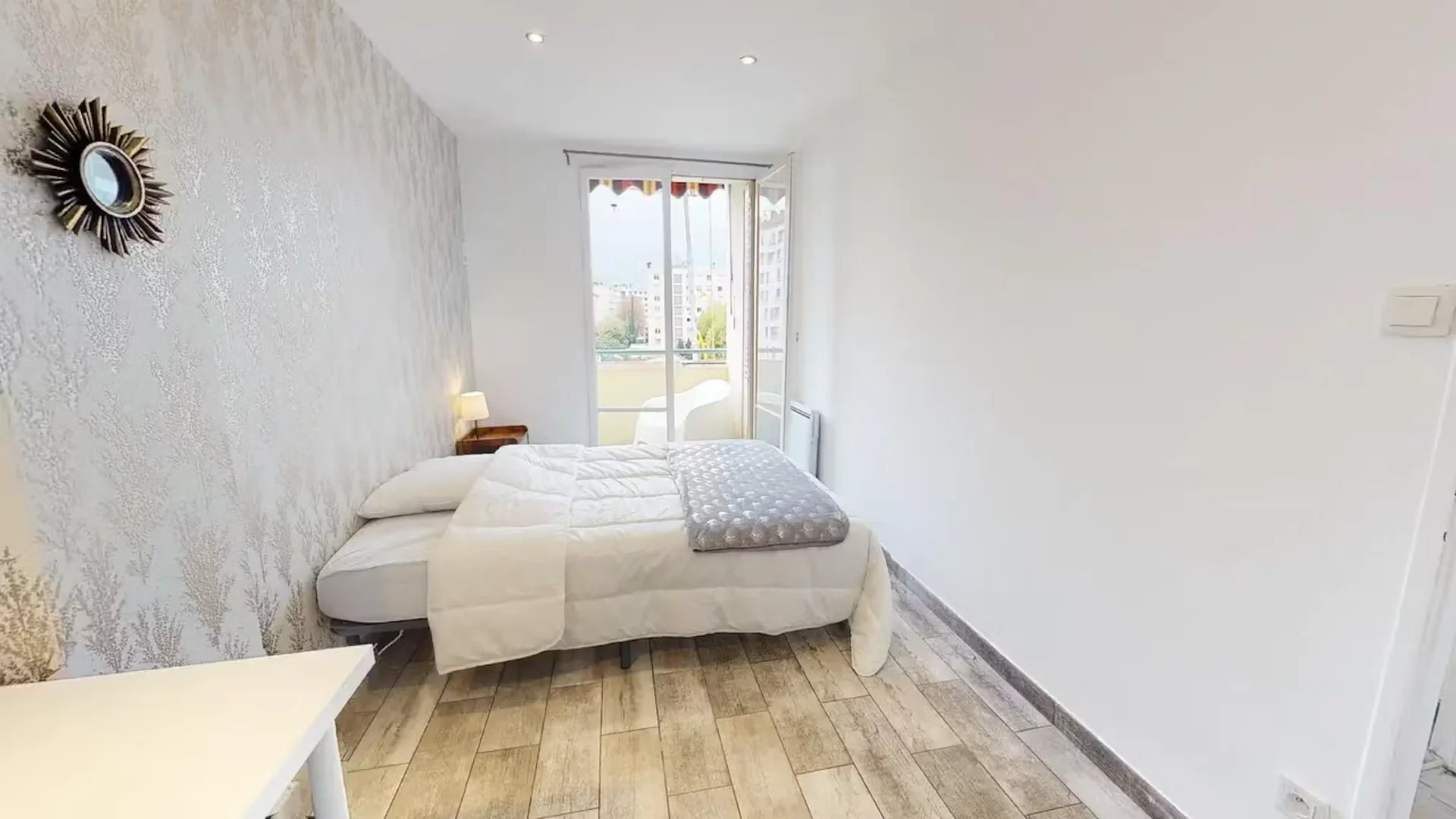 Chambre confortable pour étudiants disponible dans 