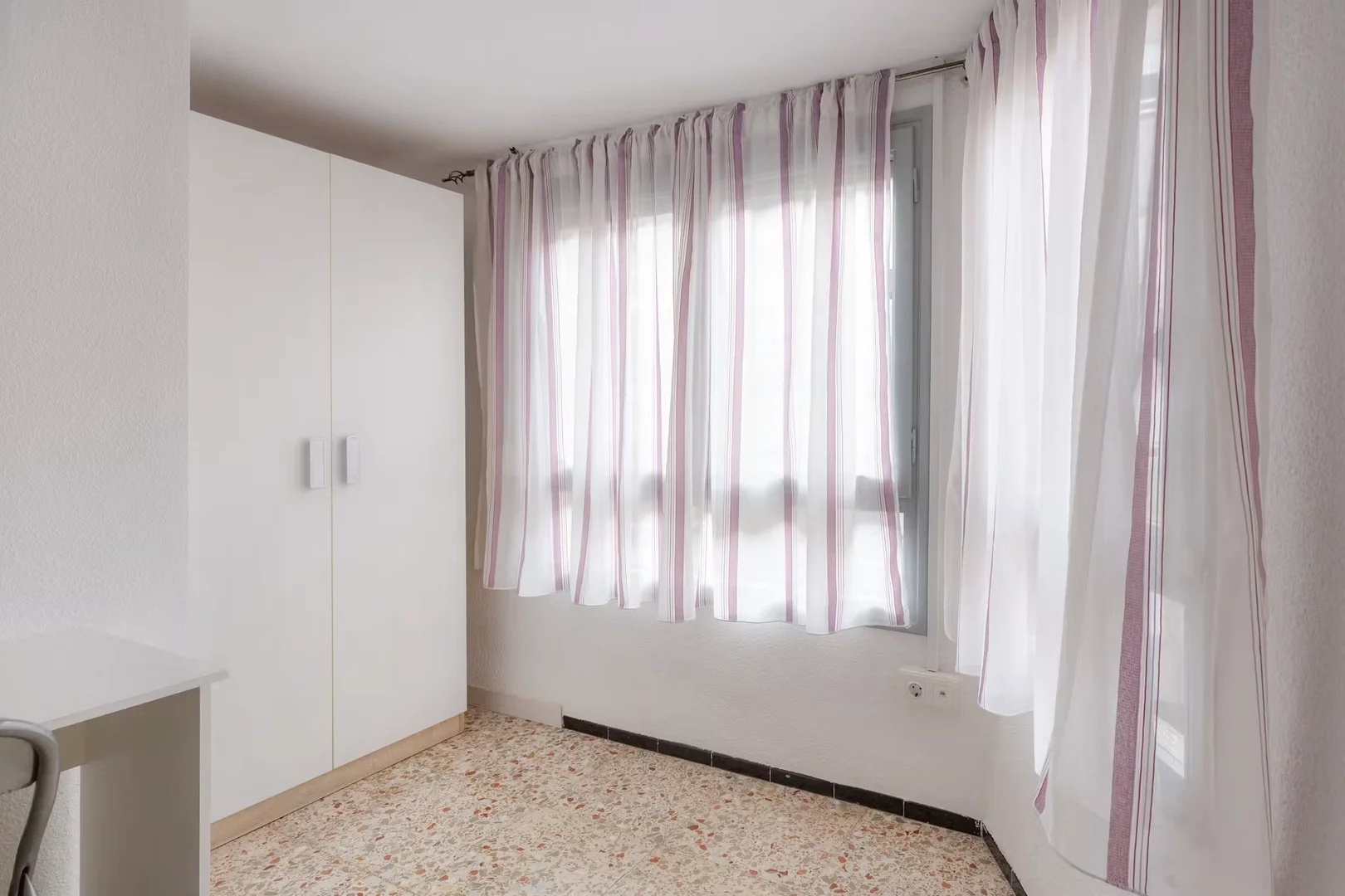 Quarto de estudante em  com área de estudo e instalações partilhadas