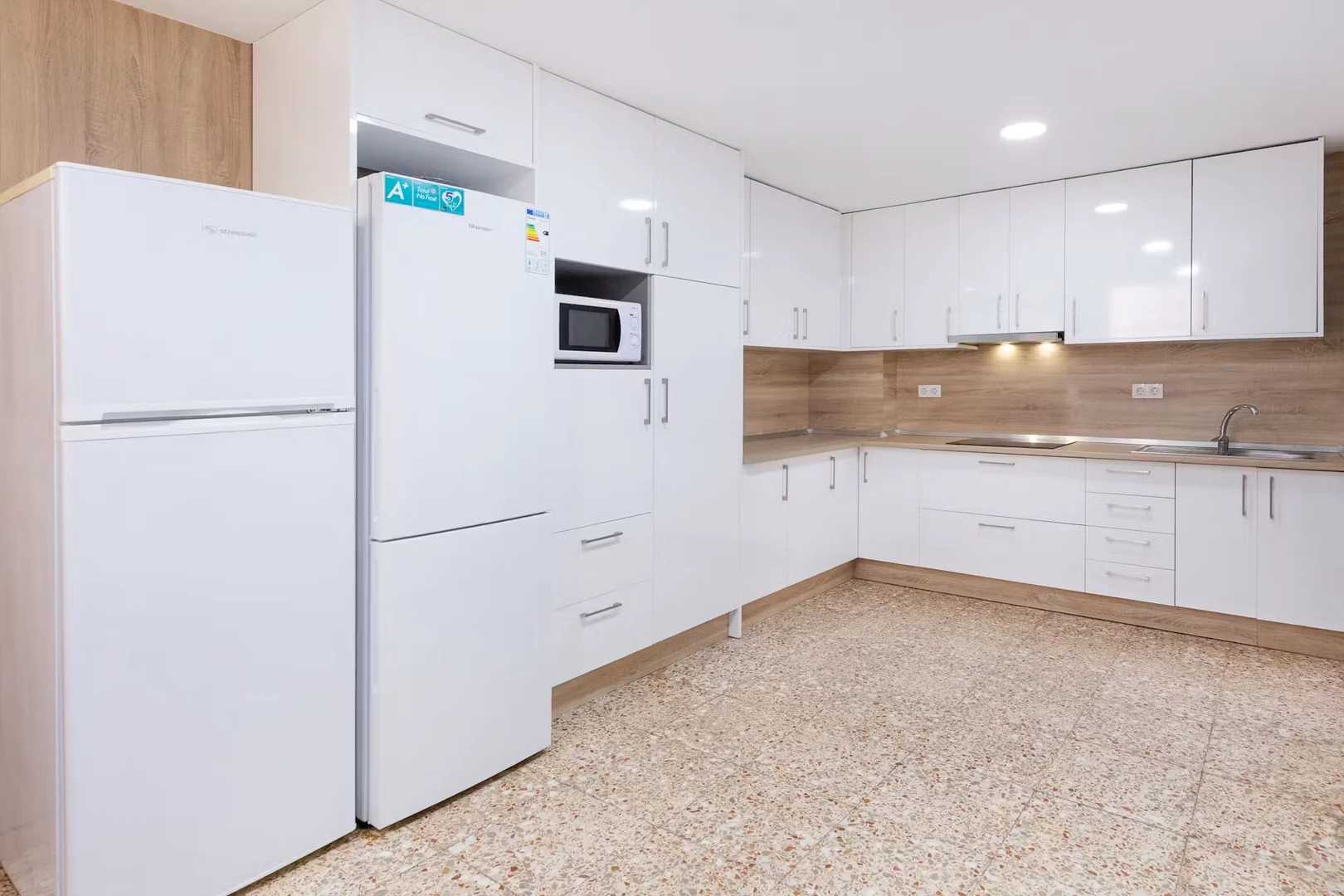 Quarto acessível para estudantes com iluminação ampla em 