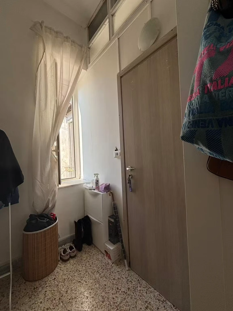 Funkcjonalny pokój studencki idealny do nauki w