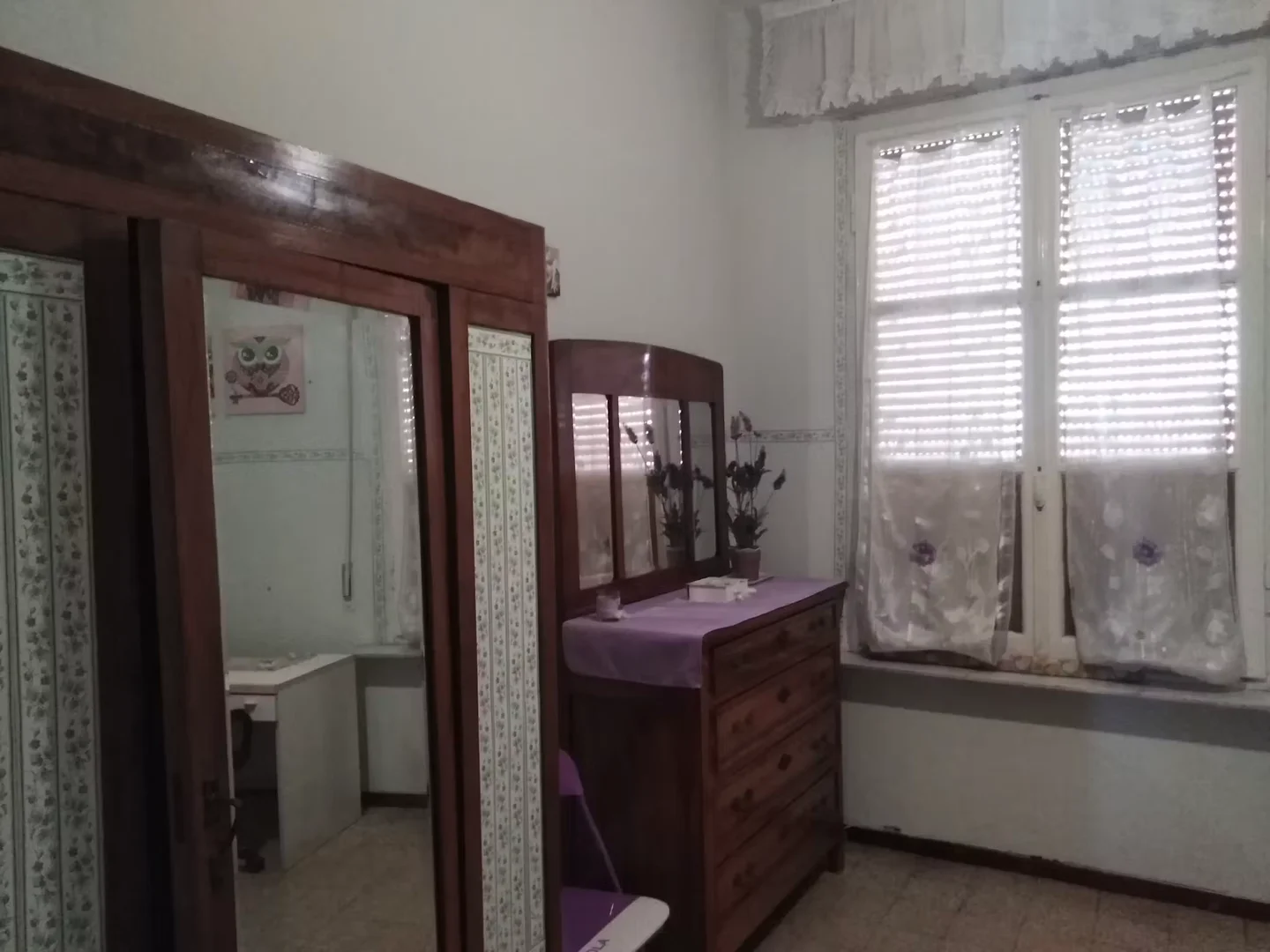Functional student room perfect for studying in 
