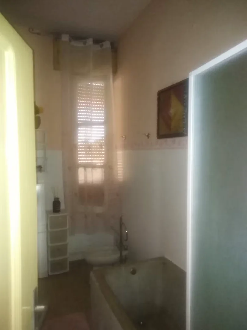 Affordable room for students with ample lighting in 