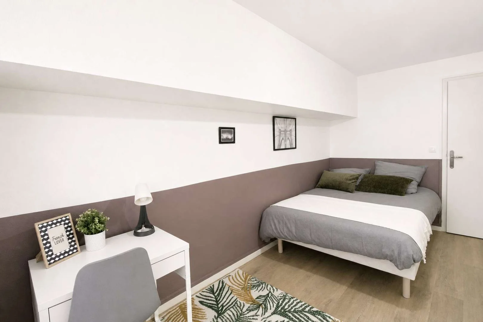 Chambre conviviale pour les étudiants dans  avec des équipements modernes
