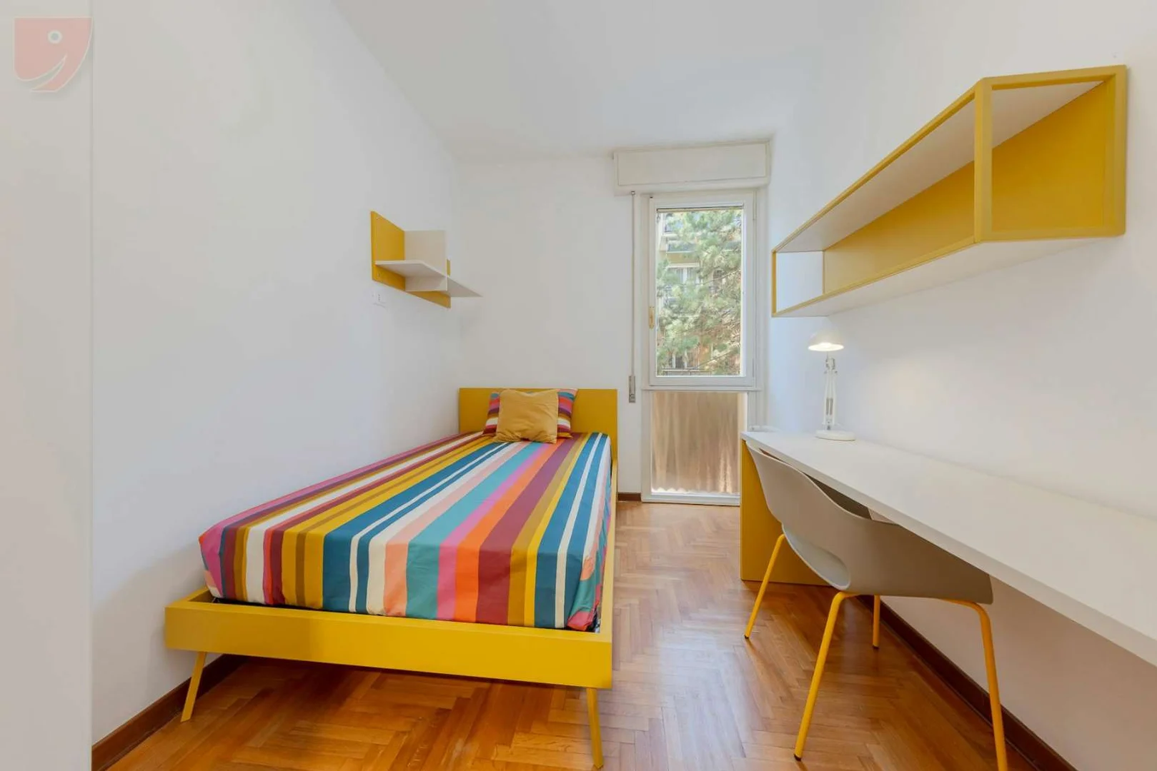 Quarto de estudante luminoso e arejado com acesso fácil à universidade em 
