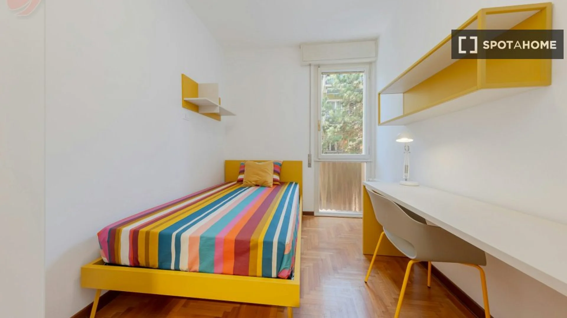 Quarto acessível para estudantes com iluminação ampla em 