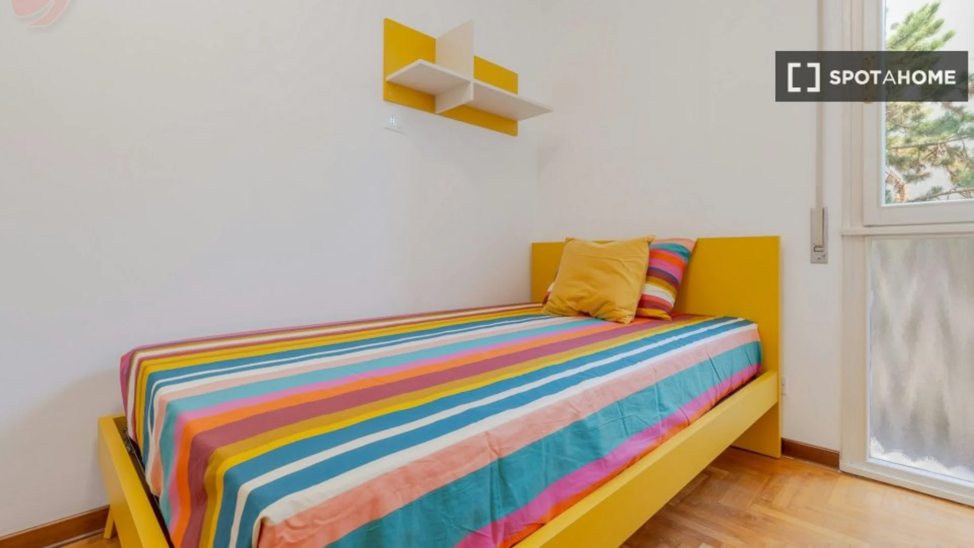 Quarto de estudante confortável e espaçoso em 