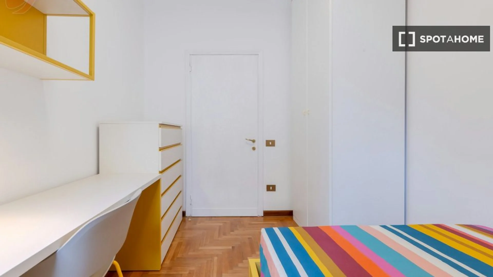 Quarto de estudante luminoso e arejado com acesso fácil à universidade em 