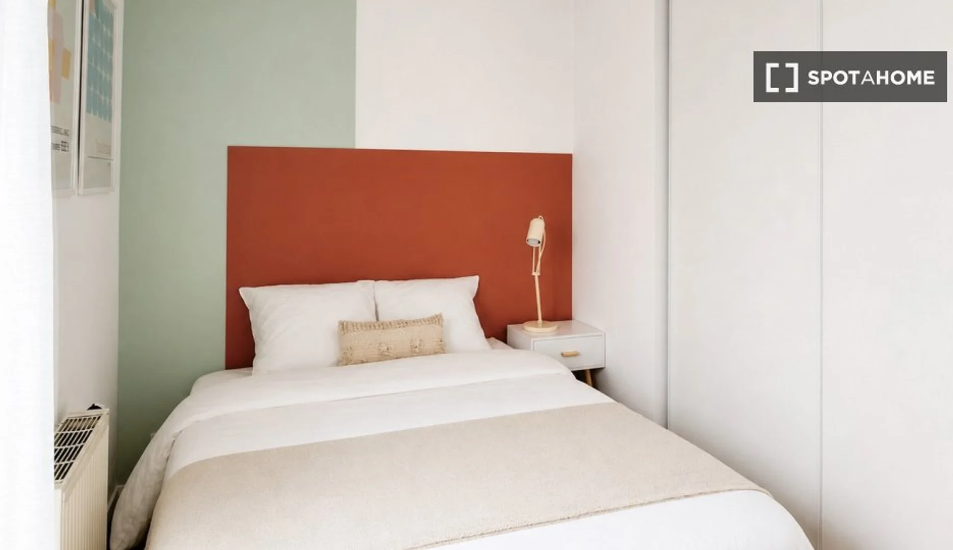 Affordable room for students with ample lighting in 