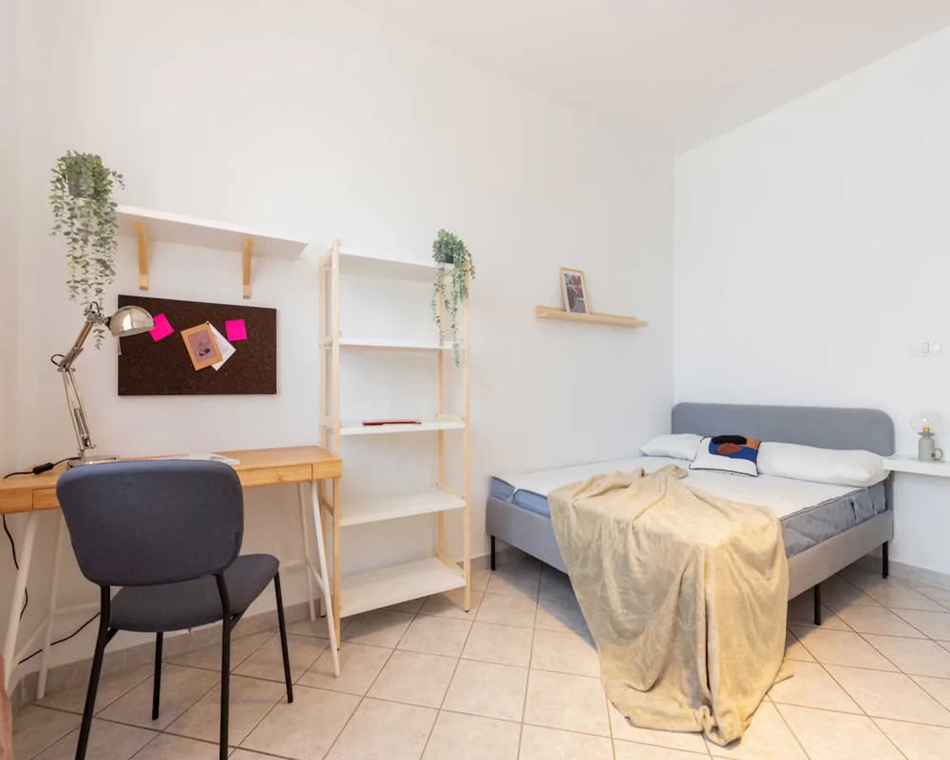 Funktionelles Studentenzimmer perfekt zum Studieren in 