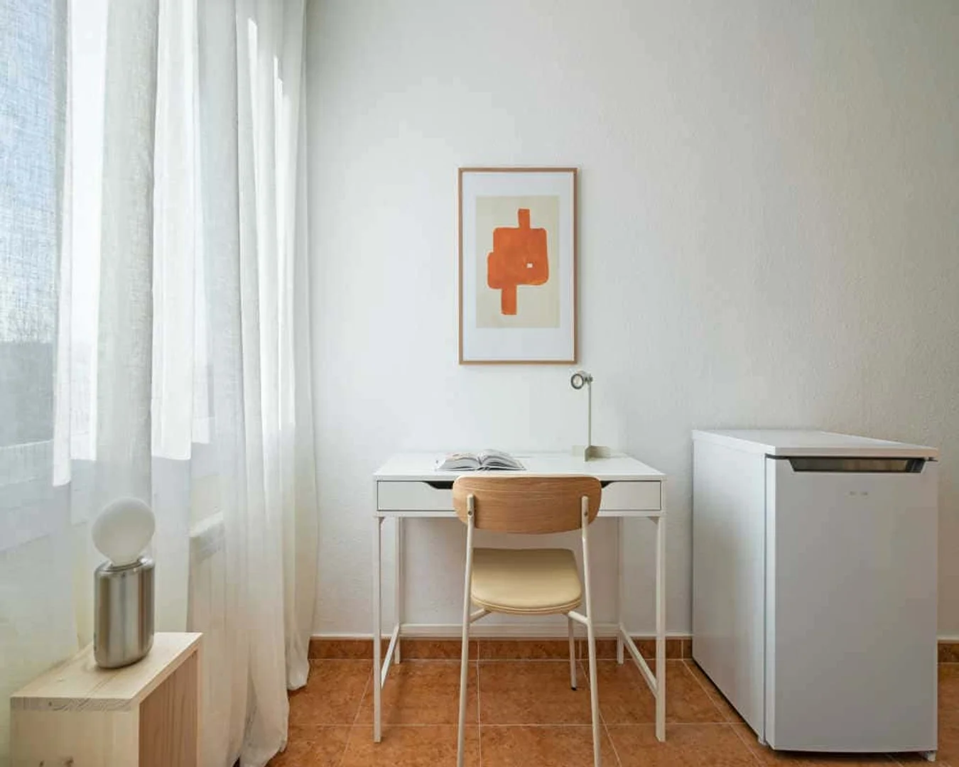 Quarto de estudante em  com área de estudo e instalações partilhadas