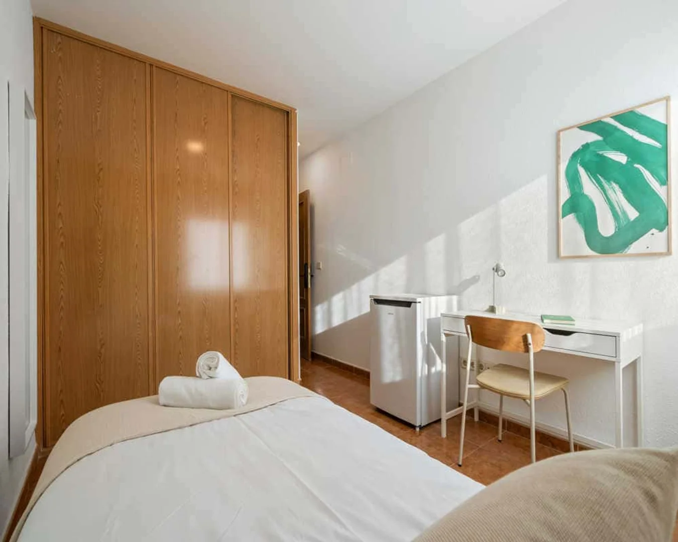 Quarto de estudante em  com área de estudo e instalações partilhadas