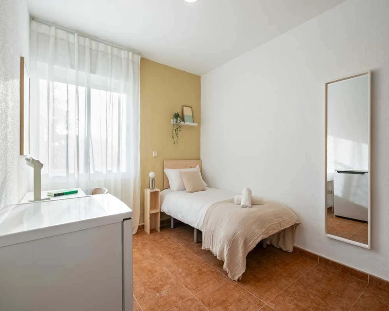 Quarto acessível para estudantes com iluminação ampla em 