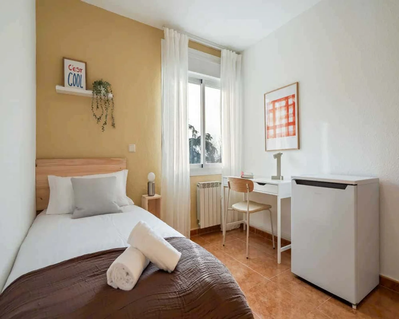 Quarto acessível para estudantes com iluminação ampla em 