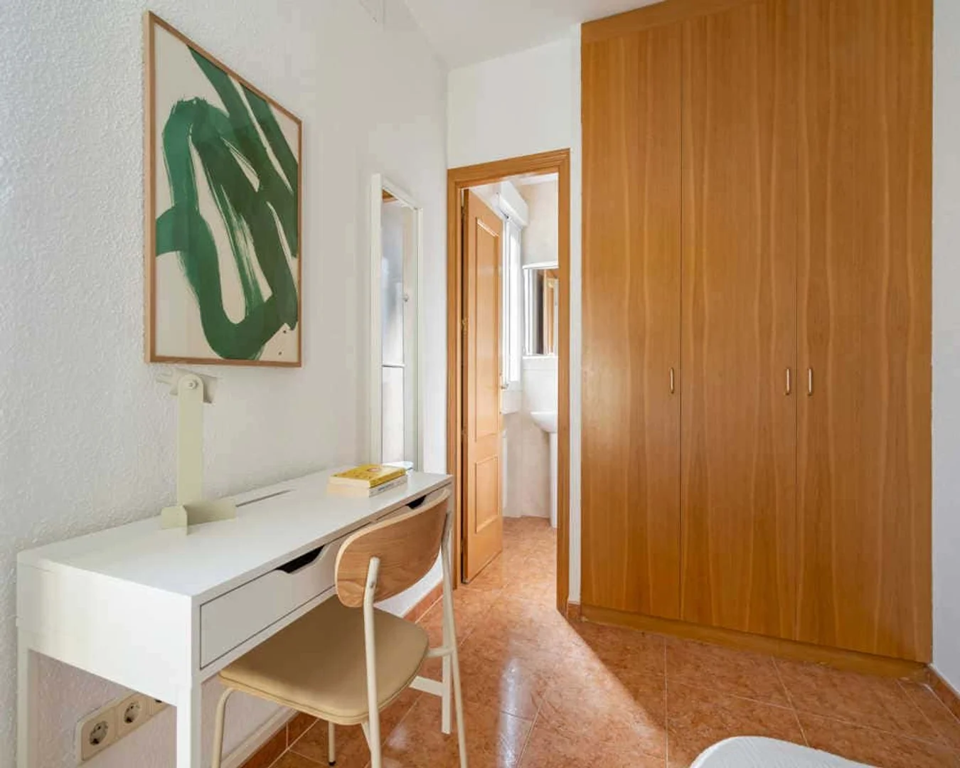 Quarto de estudante económico perto do campus em 