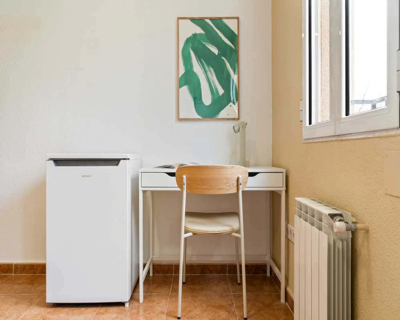 Quarto acessível para estudantes com iluminação ampla em 