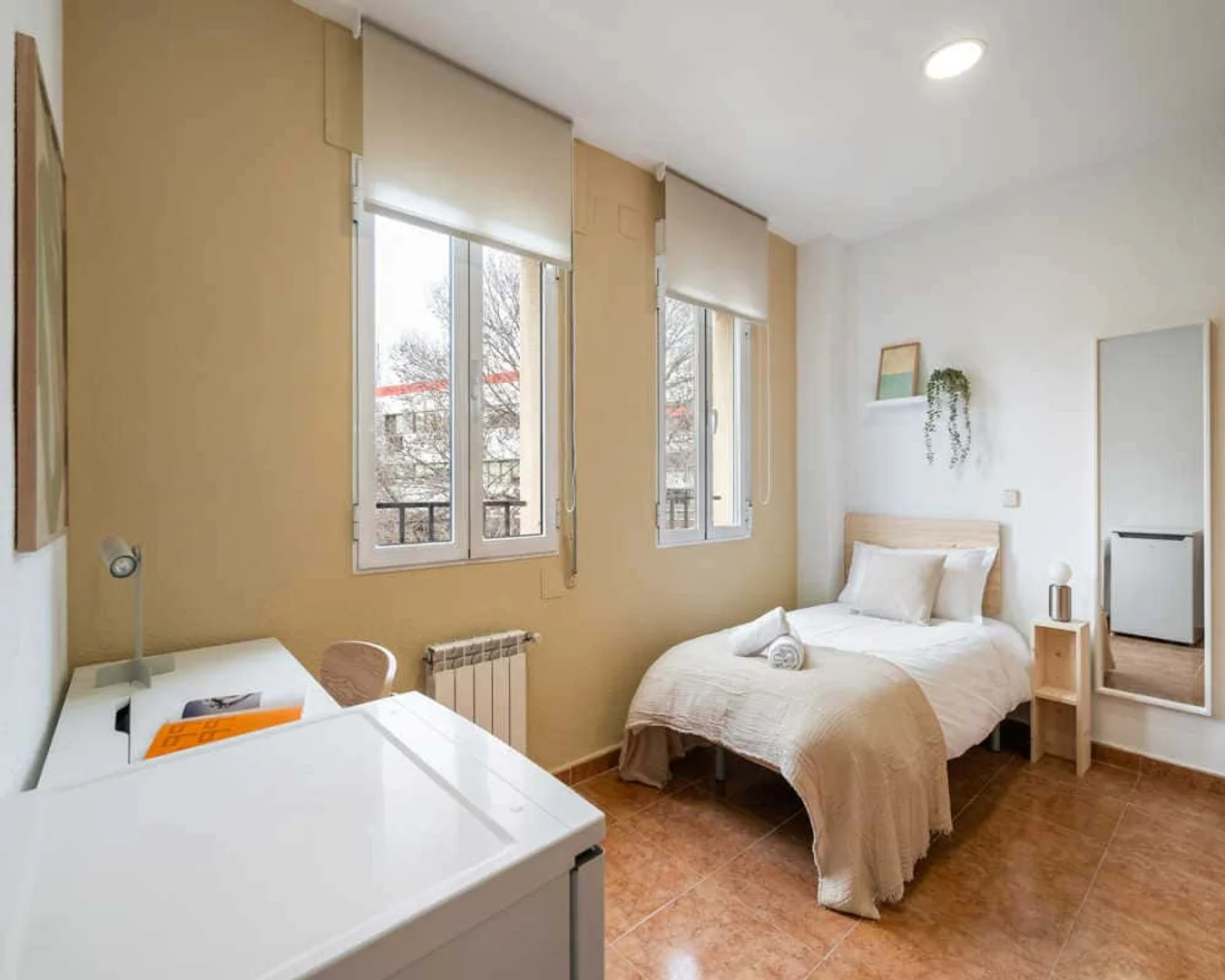 Quarto de estudante luminoso e arejado com acesso fácil à universidade em 