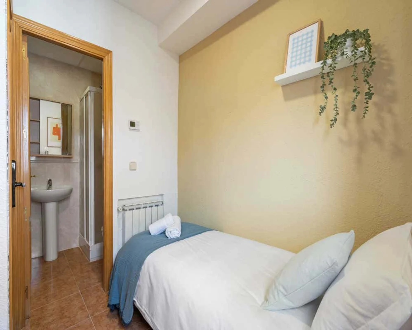 Quarto de estudante em  com área de estudo e instalações partilhadas